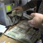 Валюту продавали в магазині іграшок